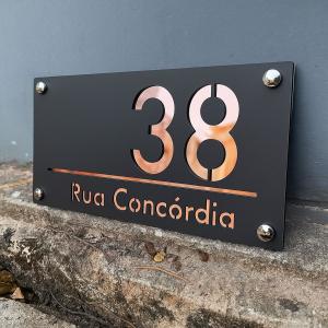 Placa de Número Residencial 3D Personalizada – Design Moderno e Sofisticado Acrilico 40cm x 22cm Preto / Dourado Acrilico 3mm sobreposta em acrilico 3mm Brilho Kit de instalação