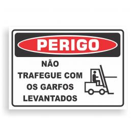 Placa de PERIGO - NÃO TRAFEGUE COM OS GARFOS LEVANTADOS PVC 2mm Retangular 25cm x 18cm / 35cm x 25cm / 50cm x 35cm 4x0 - colorido frente Impressão digital 4 furos ou fita dupla face verniz de proteção